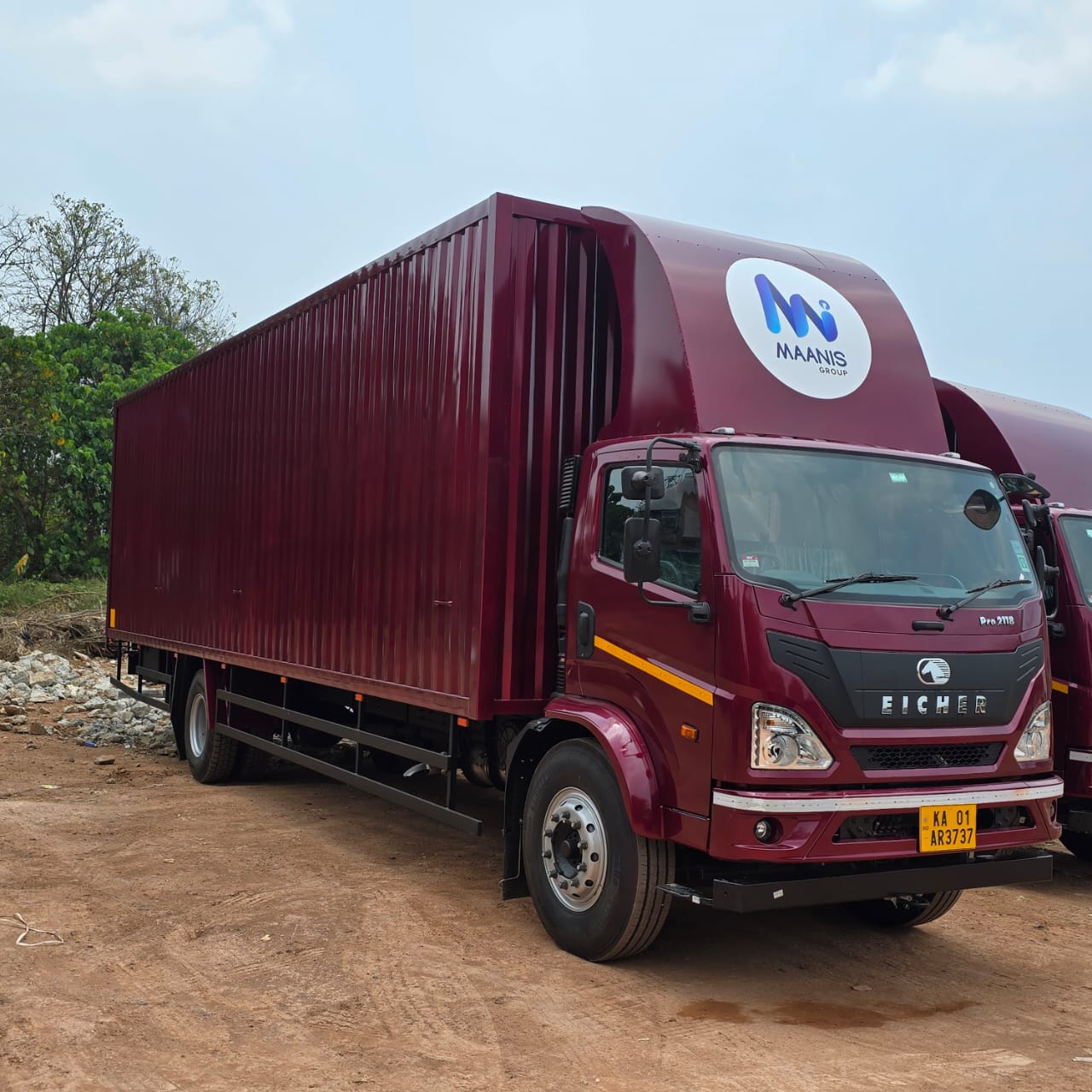 MAANIS GROUP LOGISTICS fleet vehicle side